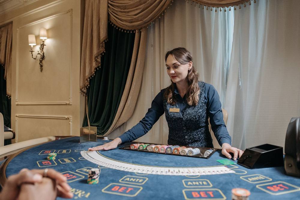 Dealer membagikan kartu di meja kasino