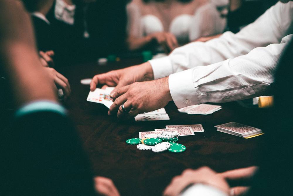 Pemain poker merenungkan keputusannya