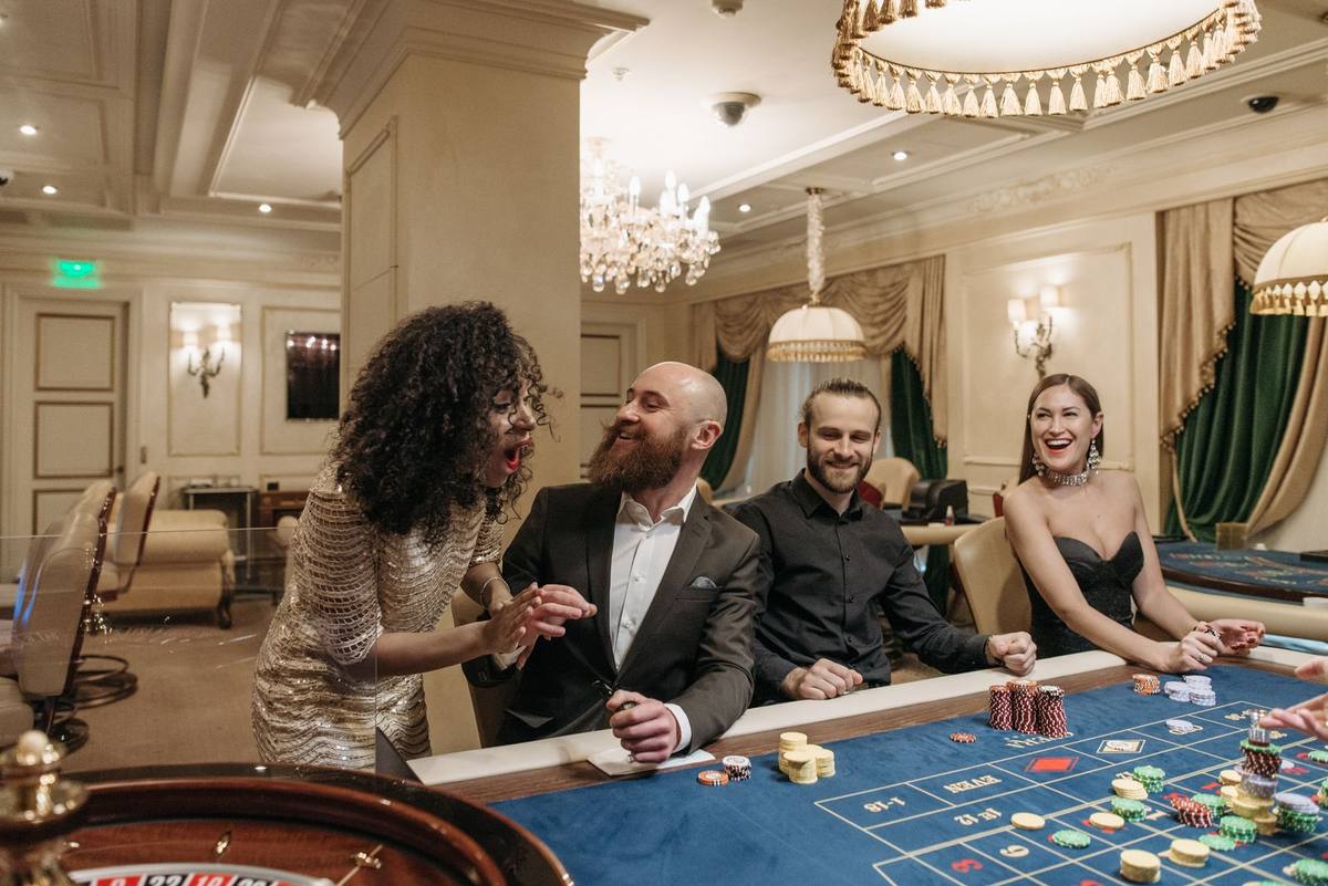 Meja poker dengan kartu dan chip
