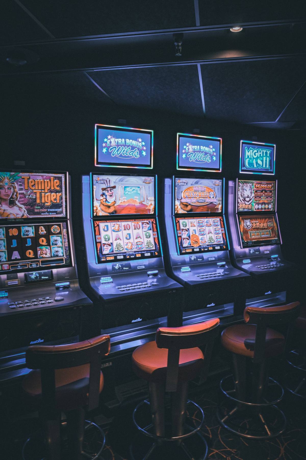 Mesin slot modern dengan layar menampilkan gulungan permainan